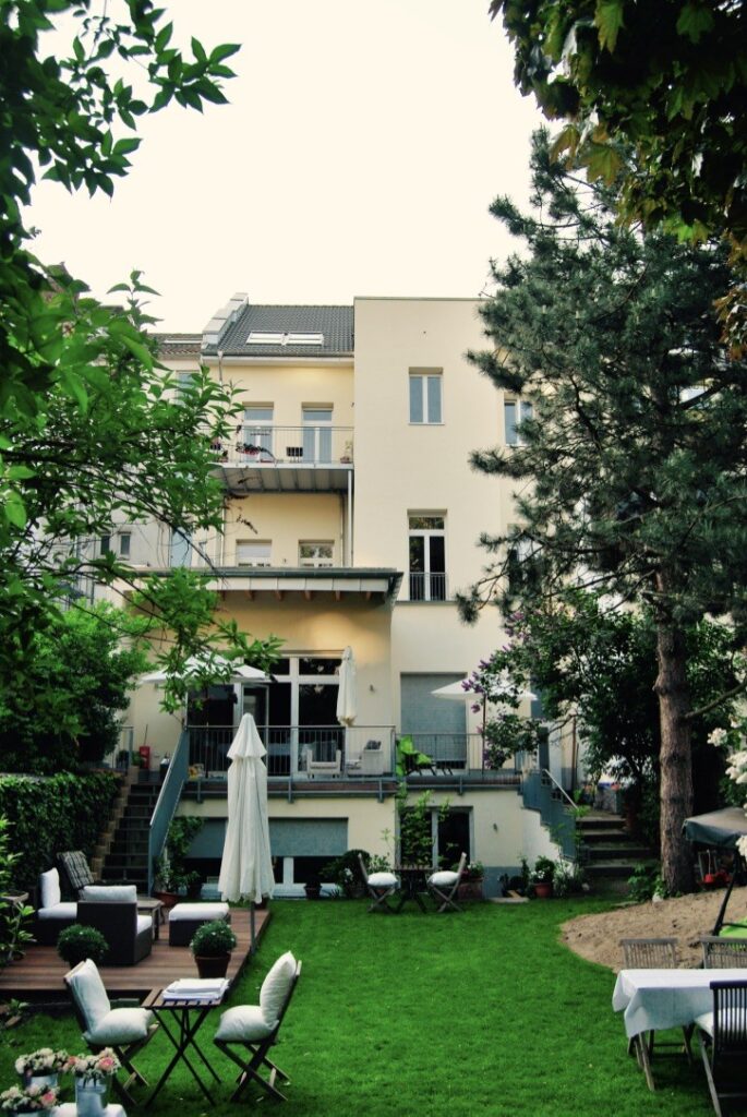 Rückansicht Villa und Garten